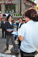 [포토] 거리 홍보에 나선 박영선 원내대표