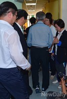 [포토]단식중단 선언 후 혈압체크하러 나서는 문재인 의원