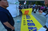 [포토]30분만에 현수막 접는 민주노총 결의대회