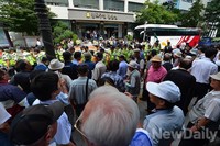 [포토]종로구청에 새민련버스가 나타나자..