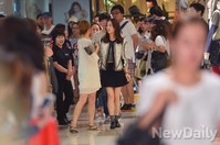 [포토] 배우 김민정 등장하자 술렁이는 백화점 복도