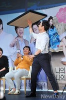 [포토] 배우 배성우 '액자돌리기는 가벼운 애드립'