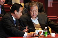 [포토]대화 나누는 김무성 대표와 이완구 원내대표