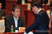 [포토]대화 나누는 김무성 대표와 김재원 의원