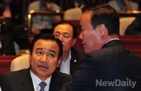 [포토]대화 나누는 이완구 원내대표와 김재원 의원