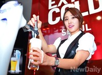 [포토] 최희가 직접 따라주는 거품가득한 맥주