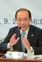 [포토] 질문에 답하는 황우여장관