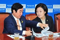 [포토]대화 나누는 '박영선-이석현'의원