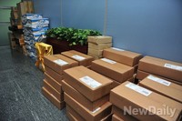 [포토]법안도 추석선물도 쌓여 있는 국회