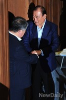 [포토]새정치 의원 입장하는 문앞에서 인사하는 송광호