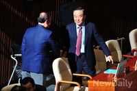 [포토]서청원 의원과 악수 나누는 송광호 의원