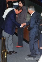 [포토]문재인 의원과 악수하는 송광호 의원