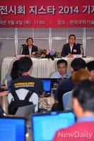 [포토] 지스타2014, 질문경청하는 최관호-서태건 공동집행위원장