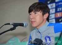 [포토] 베네수엘라전 각오 밝히는 신태용 코치