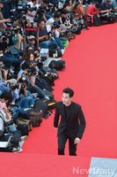 [포토] 배우김수현, 레드카펫 사이로 등장한 별 하나