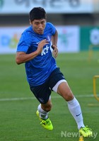[포토] 공개훈련에서 몸푸는 이근호 선수