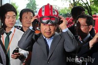 [포토]소방헬멧 써보는 이완구 새누리당 원내대표