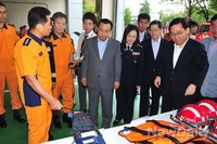 [포토]소방장비 설명듣는 이완구 원내대표