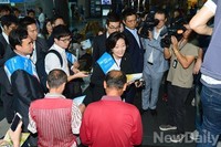 [포토] 용산역 찾아 귀성 인사하는 박영선 원내대표