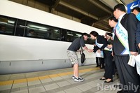 [포토] 귀성인사 하는 박영선 원내대표