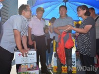 [포토] 어버이연합, 단원고 유가족에게 추석음식 전달