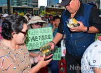 [포토] 추석음식 나누는 어버이연합