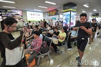 [포토] 터미널 대합실을 가득 메운 시민들