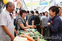 [포토] 추석 맞아 전통시장 방문한 박근혜대통령