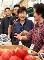 [포토] 전통시장 방문한 朴대통령 