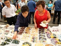 [포토] 전통시장에서 송편구입하는 박근혜 대통령