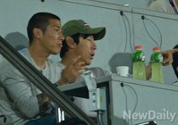[포토] 성남VS서울, 경기보러 나온 차두리-신태용