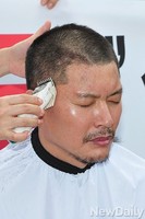 [포토] 공화당 신동욱 총재, 동조단식 중단 촉구 삭발식