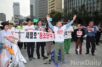 [포토] 공화당 신동욱 총재, 동조단식 중단촉구 삭발식 진행