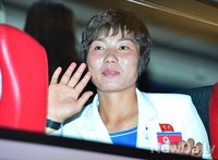 [포토] 손 흔드는 북한선수