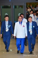 [포토] 인천공항 들어서는 장수명 대표와 북한선수단