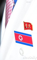 [포토] 북한선수단 왼쪽가슴엔 인공기와 김일성-김정은 배지