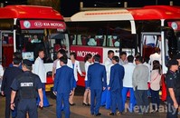 [포토] 셔틀버스에 타는 북한선수단