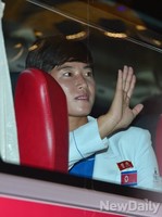 [포토] 손 흔드는 북한선수, 가슴엔 인공기