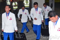 [포토] 선수촌에 입장하는 북한선수단