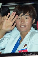 [포토] 손 흔드는 북한선수, 검게 그을린 얼굴