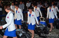 [포토] 선수촌에 입장하는 북한선수단