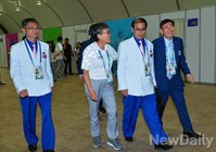 [포토] 선수촌에서 대화나누는 이에리사-장수명