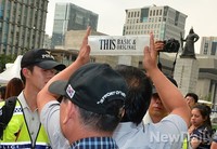 [포토] 광화문 이순신동상과 담배 한 보루