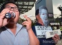 [포토] 단식 중 흡연한 정청래의원 퍼포먼스 선보이는 어버이연합