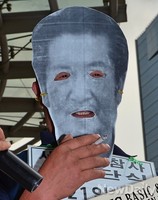 [포토] 어버이연합, 담배피는 정청래의원 퍼포먼스 선보여