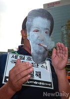 [포토] 정청래의원 단식 중 흡연 퍼포먼스 보이는 애국단체