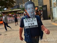 [포토] 어버이연합 시사풍자, 담배피러 나선 정청래의원