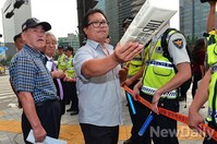 [포토] 경찰에게 담배 전달하는 어버이연합
