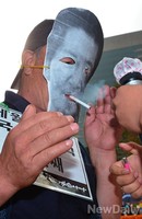 [포토] 담배에 불 붙힌 정청래의원 풍자 퍼포먼스