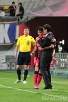 [포토] 서울VS인천 최용수 감독과 포옹하는 윤주태
